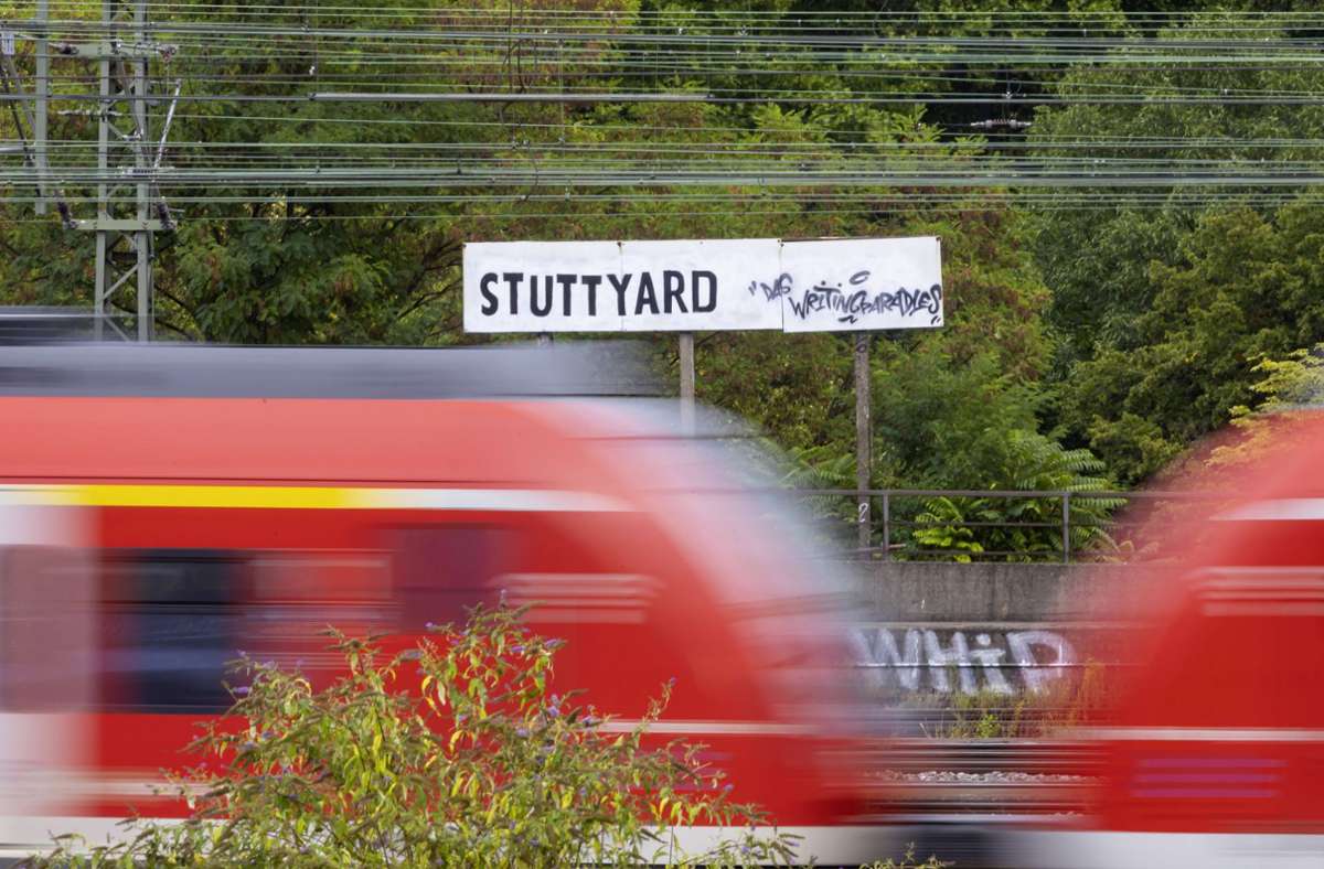 Stuttgarts „neues“ Bahnhofsschild wirft viele Fragen auf – und ruft bei der Bahn auf Nachfrage großen Ärger hervor.