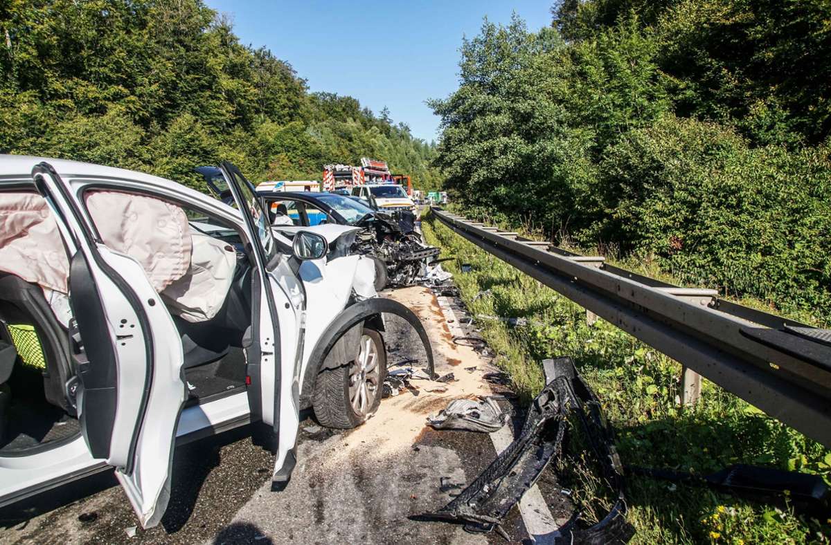 Am Freitagmorgen ist es auf der B464 auf Höhe des Böblinger Waldfriedhofs zu einem Unfall mit drei Fahrzeugen gekommen.
