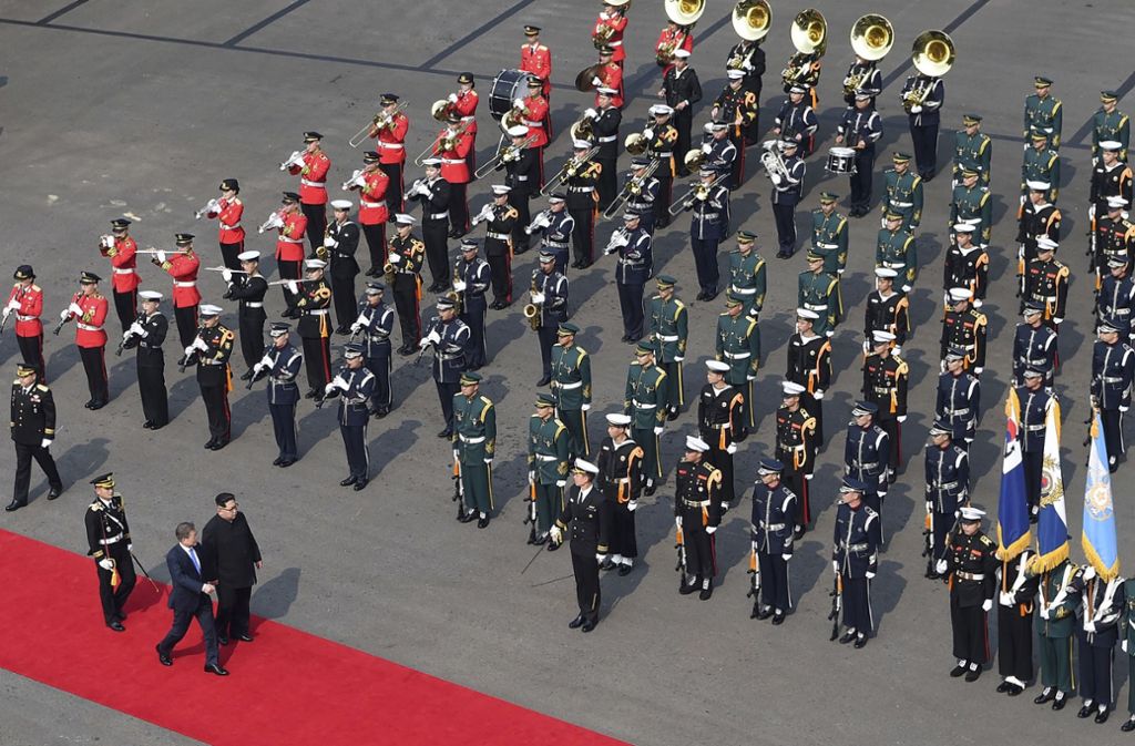Kim Jong Un und Moon Jae In gehen während einer Willkomenszeremonie an einer Ehrengarde vorbei.