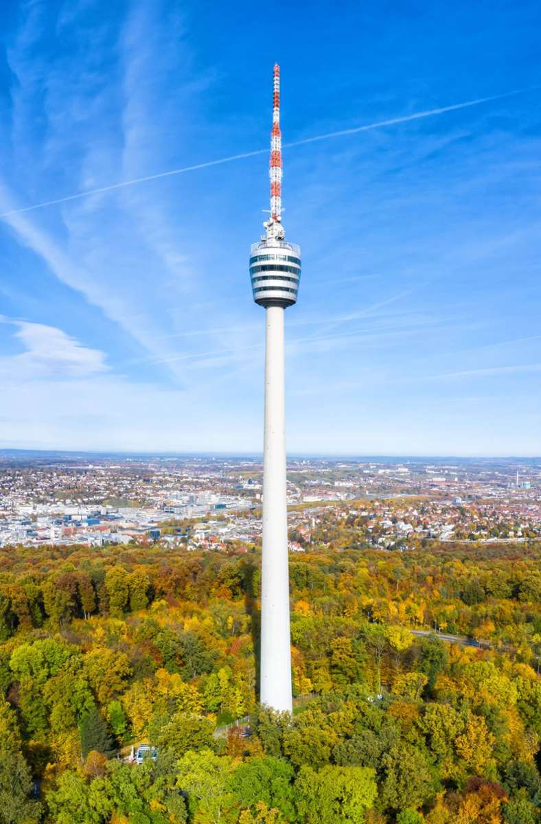 Der Stuttgarter Fernsehturm ist nichts für Verliebte mit Höhenangst. Wer sich aber auf den Turm wagt, belohnt sich und sein Date mit einer tollen Aussicht auf den Kessel, die bei Sonnenuntergang besonders romantisch ist.