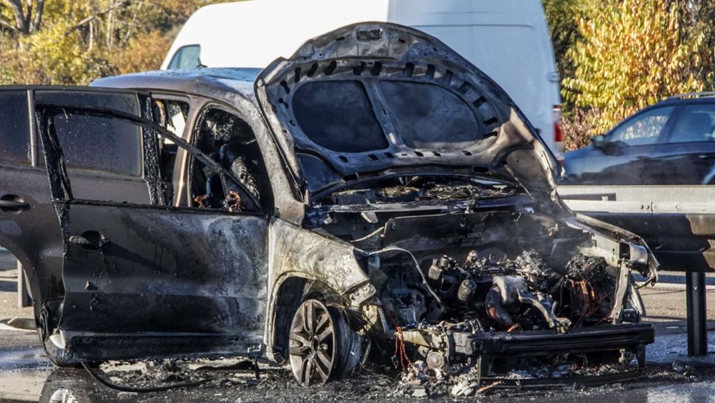 A81 bei Böblingen: Auto geht in Flammen auf