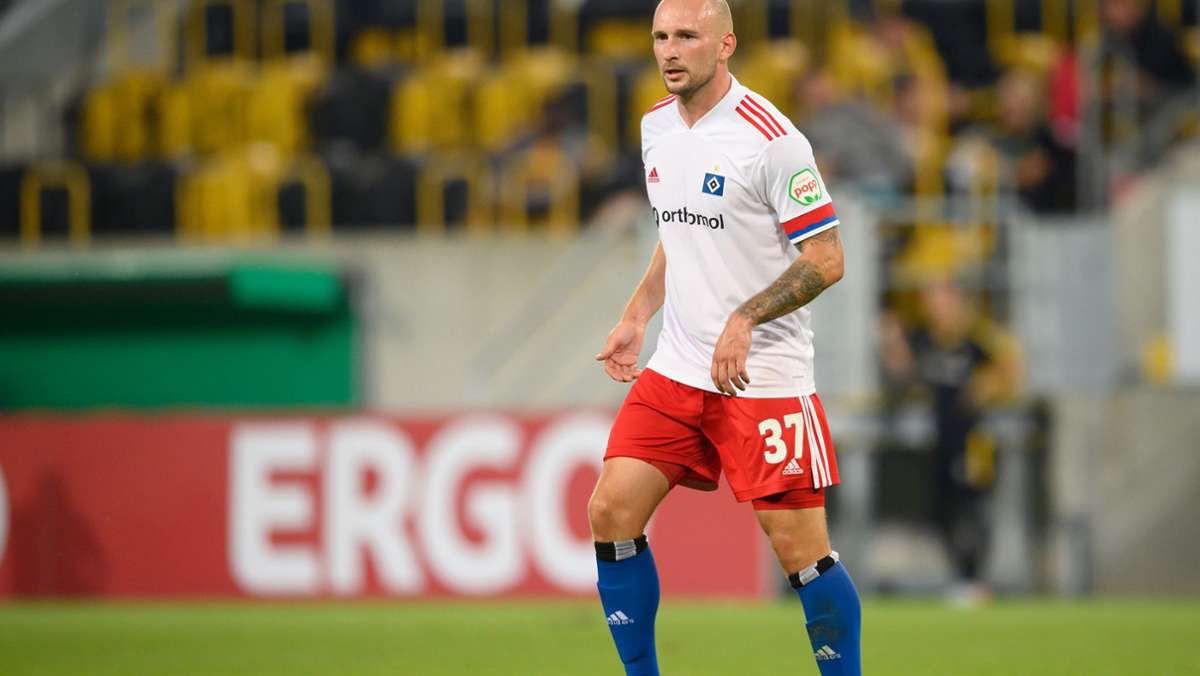  HSV-Abwehrchef Toni Leistner wird nach seiner Attacke auf einen Fan in Dresden für drei Pflichtspiele gesperrt. Zwei weitere Partien steht er unter Bewährung, zudem muss er 8000 Euro zahlen. 