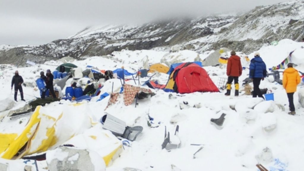  Mit drei Helikoptern läuft die Rettung der nach dem Erdbeben in Nepal am Mount Everest festsitzenden Bergsteiger auf Hochtouren. Nach neuesten Angaben sind 22 Bergsteiger durch die Lawine am höchsten Berg der Welt ums Leben gekommen. 