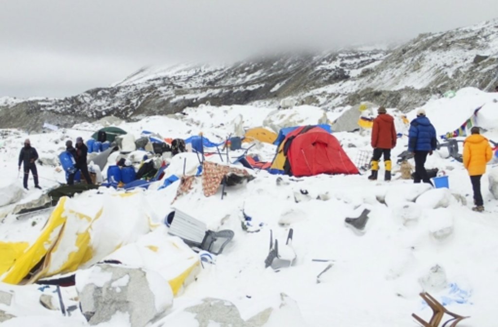 Am Mount Everest ist die Rettung der festsitzenden Bergsteiger in den Höhencamps angelaufen.