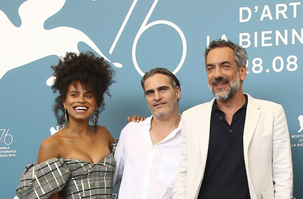 Joaquin Phoenix (Mitte) ist für seine Rolle des „Joker“ bei den Filmfestspielen in Venedig gefeiert worden.
