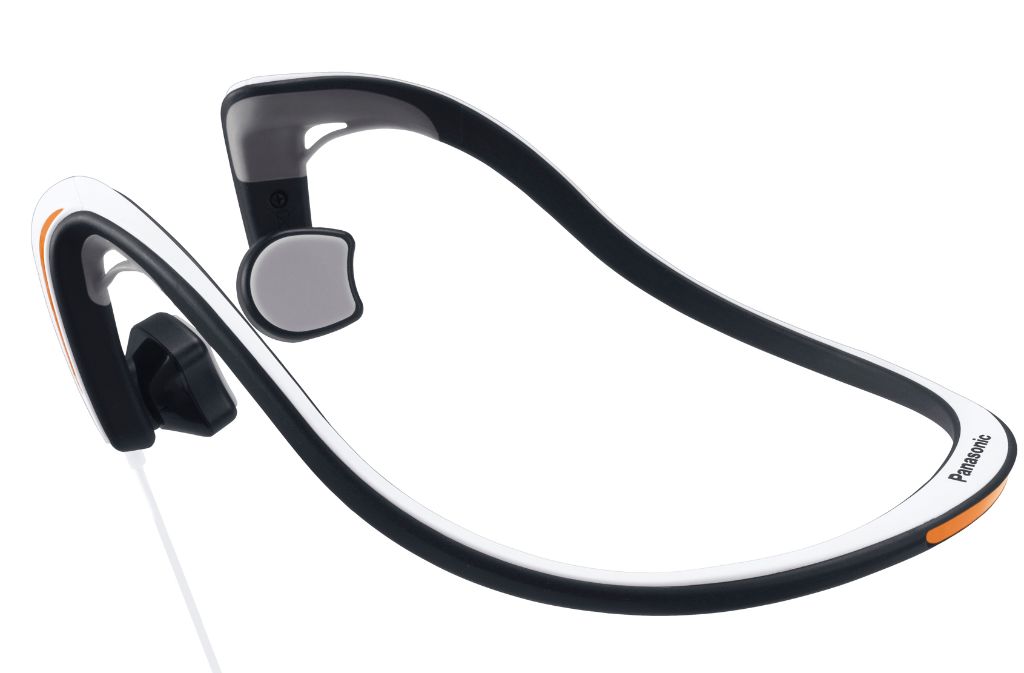 Kennen Sie das? Im Geschäft haben Ihre neuen In-Ear-Kopfhörer noch so gut gepasst, der Sound war super, doch ein paar Tage später lässt der Tragekomfort merklich nach: es zwickt und zwackt im Ohr, und die Kopfhörer sind gar nicht mehr so bequem wie noch zu Beginn. Das kann mit dem Panasonic RP-HGS10 nicht passieren. Der Bügelkopfhörer leitet den Schall nicht wie herkömmliche Kopfhörer durch den Gehörgang, sondern überträgt Vibrationen auf den Schädelknochen vor dem Ohr. Bone-Conduction nennt Panasonic dieses System. Zwar ist der Klang nicht ganz so klar wie bei herkömmlichen Kopfhörern, die neue Technik richtet sich aber vor allem an Sportler, die während des Radfahrens oder Joggens nicht komplett von Außengeräuschen abgeschottet sein wollen – im Straßenverkehr sicherlich sehr nützlich, wenn der Gehörgang nicht durch die kleinen Stöpsel blockiert ist. Der RP-HGS10 wiegt 29 Gramm, ist spritzwassergeschützt und hat an den Seiten und am Kopfbügel Reflektoren.Panasonic RP-HGS10, 69,99 Euro, erhältlich unter www.saturn.de