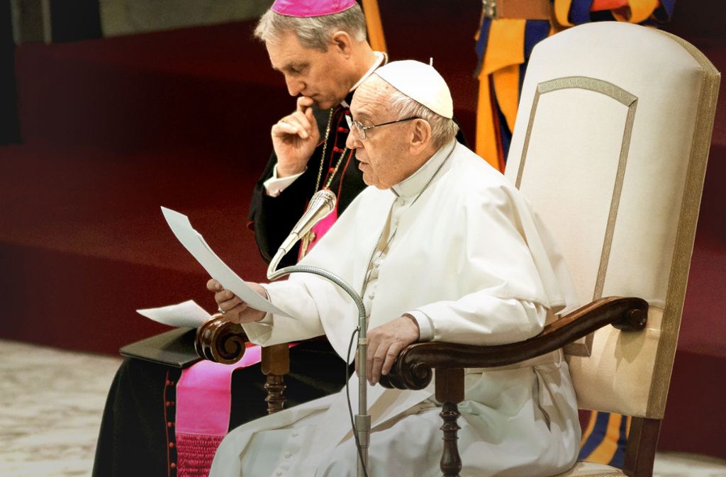 Papst Franziskus , hier mit Erzbischof Georg Gänswein, hat die Selbstständigkeit der Kirchen vor Ort gestärkt. Das passt nicht allen im Vatikan und in den einzelnen Bistümern.