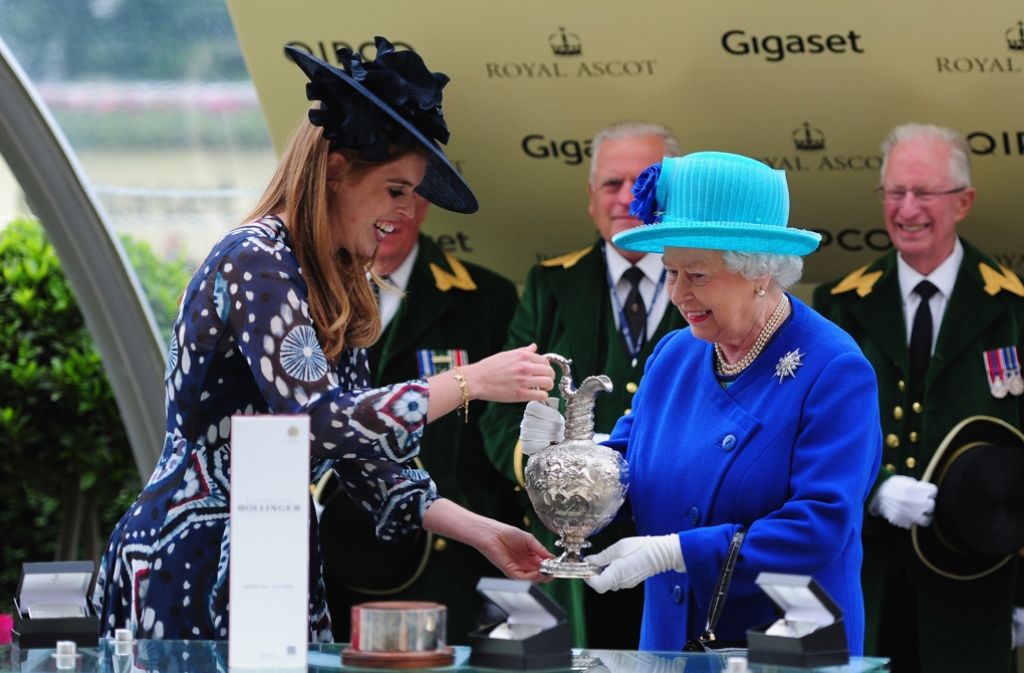 Prinzessin Beatrice (l.) übergibt Queen Elizabeth II. die Trophäe für den Sieg des Pferdes Dartmouth.