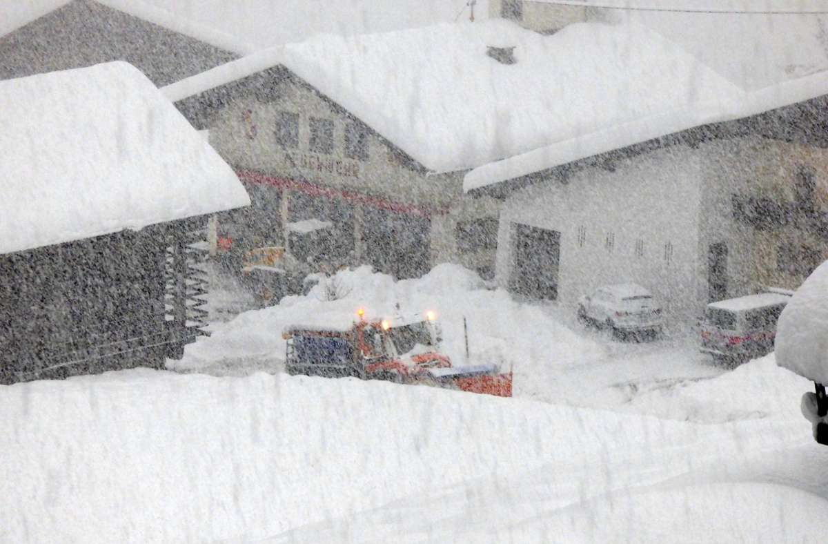 Große Neuschneemengen haben in Teilen der Alpen zu erheblichen Verkehrsproblemen und höchster Lawinengefahr geführt.
