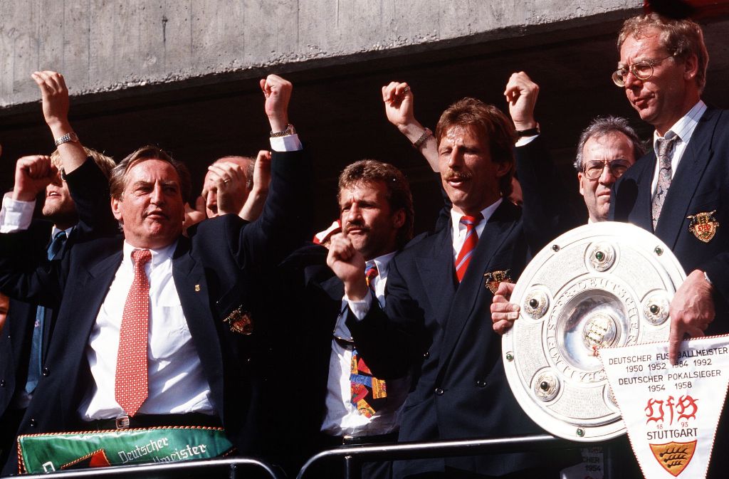 Die Mannschaft und die Verantwortlichen feiern, im Hintergrund der damalige Stuttgarter Bürgermeister Rommel.