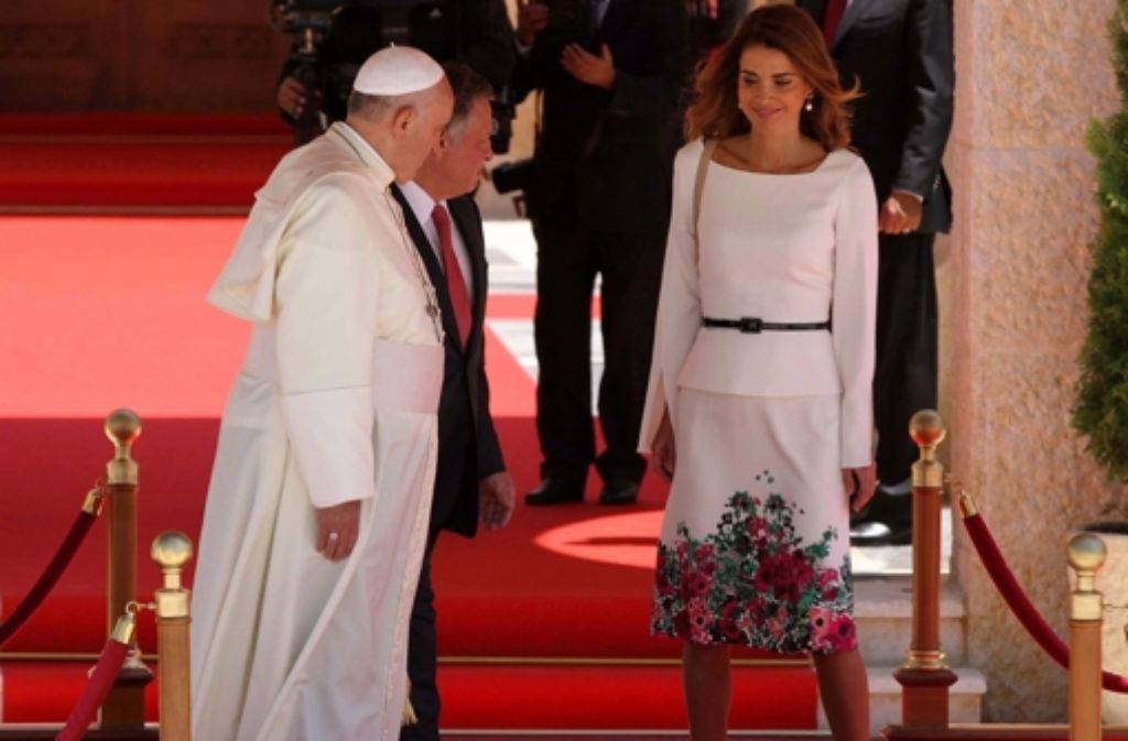 Die Königin aus dem Orient, Rania von Jordanien (44), ist nicht nur Mutter von vier Kindern, sondern auch zu jedem Anlass top gestylt. Selbst wenn der Papst vor der Tür steht, findet sie das passende Kleid.