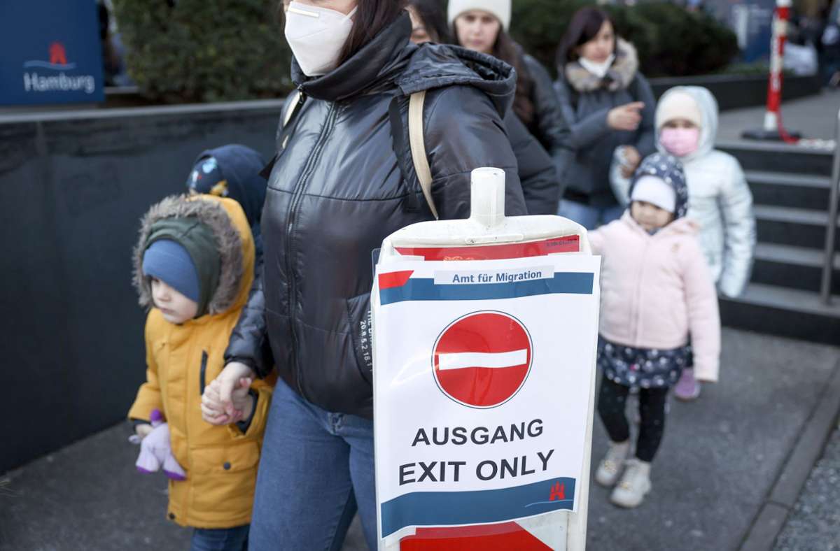 Flüchtlinge warten in Hamburg vor der Zentralen Ausländerbehörde mit der neuen Registrierungsstelle im Amt für Migration.