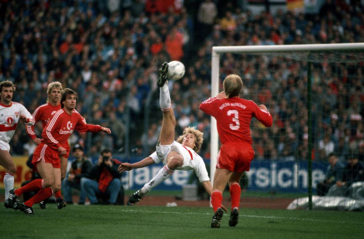 Im November 1987 gelingt Jürgen Klinsmann gegen den FC Bayern das Tor des Jahres. Foto: imago/Werek