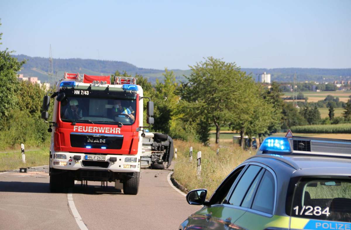 Die zwei Insassen im Transporter und die Fahrerin des Dacia wurden schwer verletzt.