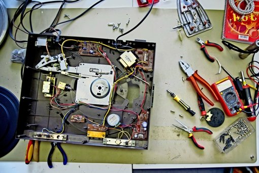 Wer so weit kommt, kennt sich aus im Kampf gegen Herstellungsmängel: defekter  Schallplattenspieler  in einem Repair-Café. Foto: dpa