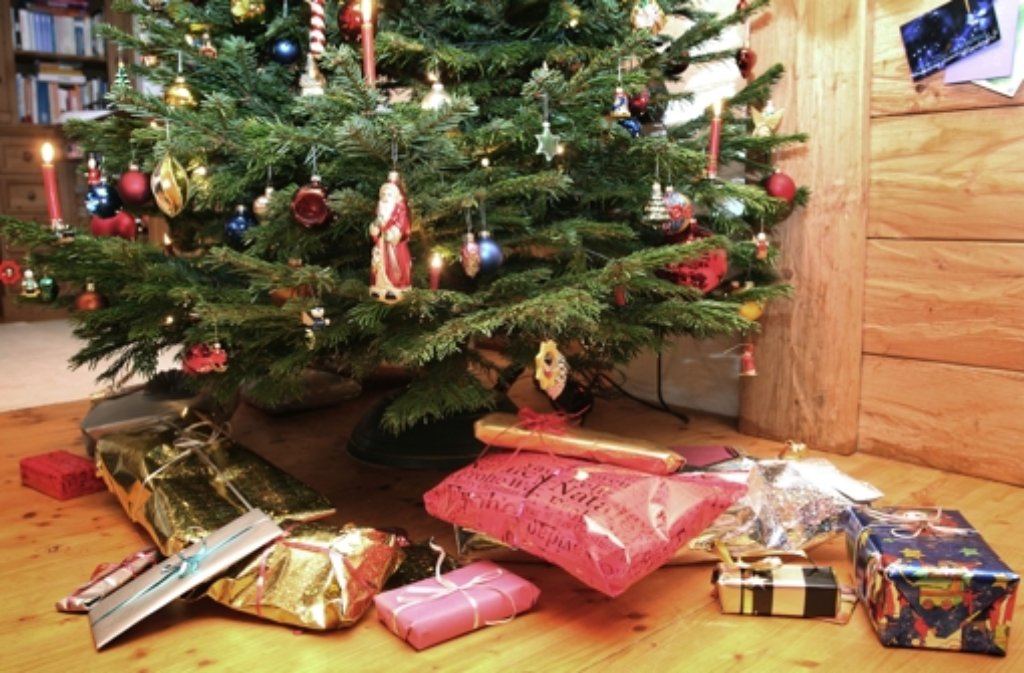 6. GeschenkeNein, sich an Weihnachten zu beschenken ist keine Erfindung des Einzelhandels. Die Tradition des Schenkens am Jahresende reicht zu den alten Römern zurück, die sich durch gegenseitige Gaben Glück für das neue Jahr erhofften. Später setzten die Menschen den Brauch fort – und beschenkten sich zum Christfest. Die Weihnachtsbescherung vor dem Tannenbaum, wie sie heute noch flächendeckend praktiziert wird, ist unterdessen erst im 18. Jahrhundert entstanden und hat sich seither kaum verändert. Im Gegensatz zur Wahl der Geschenke. Früher sollten die Gaben für die Kinder in erster Linie einen pädagogischen Zweck erfüllen. Mittlerweile ist dieser Aspekt vielerorts in den Hintergrund gerückt, die Wünsche der Kleinen und Großen werden in den allermeisten Fällen erfüllt. Soll schließlich niemand traurig und enttäuscht sein an Weihnachten.