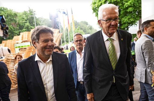 Wirtschaftsminister Habeck (links) und Ministerpräsident Kretschmann (beide Grüne) auf dem Weg zur Party. Foto: dpa/Fabian Sommer
