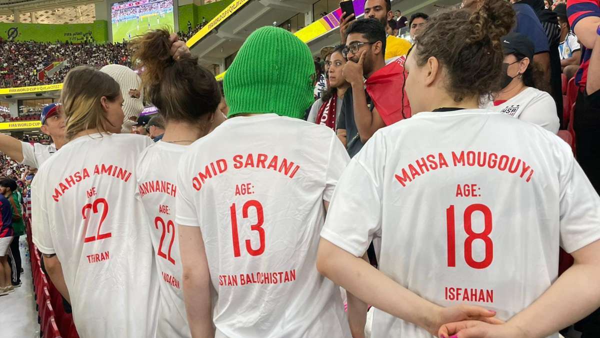 Pussy Riot bei der WM 2022 in Katar: Aktivistinnen protestieren auf Tribüne für Frauen im Iran