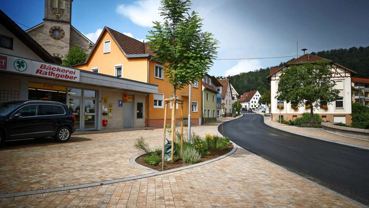  Für den Regierungspräsidenten Wolfgang Reimer ist die Umgestaltung der Ortsdurchfahrt in Spiegelberg ein gutes Beispiel dafür, wie die Entwicklung des ländlichen Raums gelingen kann. 