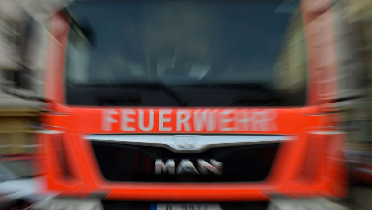 Brandstiftung in Zuffenhausen: Unbekannte zünden mehrere Mülltonnen an – Zeugen gesucht