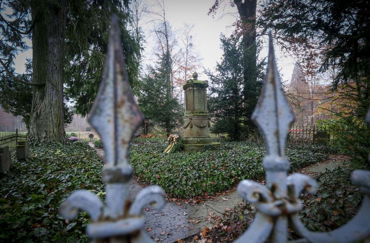 Solitude-Friedhof Stuttgart: Der Friedhof liegt in der Nähe von Gerlingen. Im preußisch-österreichischen Kriege 1866 und deutsch-französischen Krieg 1870/71 diente das Schloss Solitude als Feldlazarett. Die hier verstorbenen Soldaten wurden auf dem 1866 angelegten Solitude-Friedhof beigesetzt.