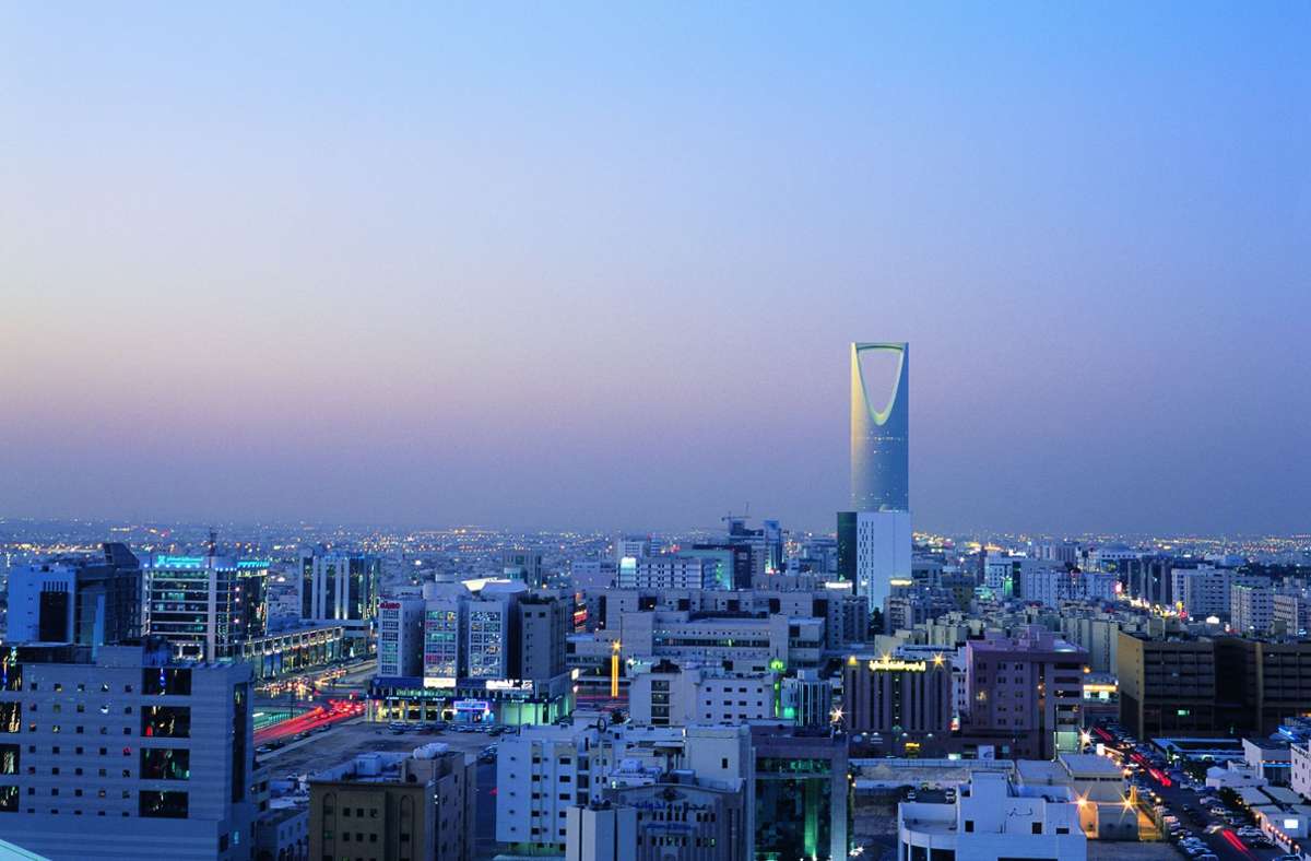 Die Hauptstadt Riad ist ein modernes Häusermeer mit einigen markanten Wolkenkratzern wie dem Kingdom-Tower.