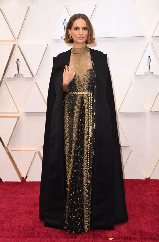 Hui: Natalie Portman visiert mit dieser gold-schwarzen Dior-Robe die oberen Plätze der Best-Dressed-Listen an. Außerdem sendet die Schauspielerin mit ihrem Umhang auch noch eine feministische Botschaft – darauf sind die Namen von Regisseurinnen eingestickt, die bei den Nominierungen einmal mehr das Nachsehen hatten.