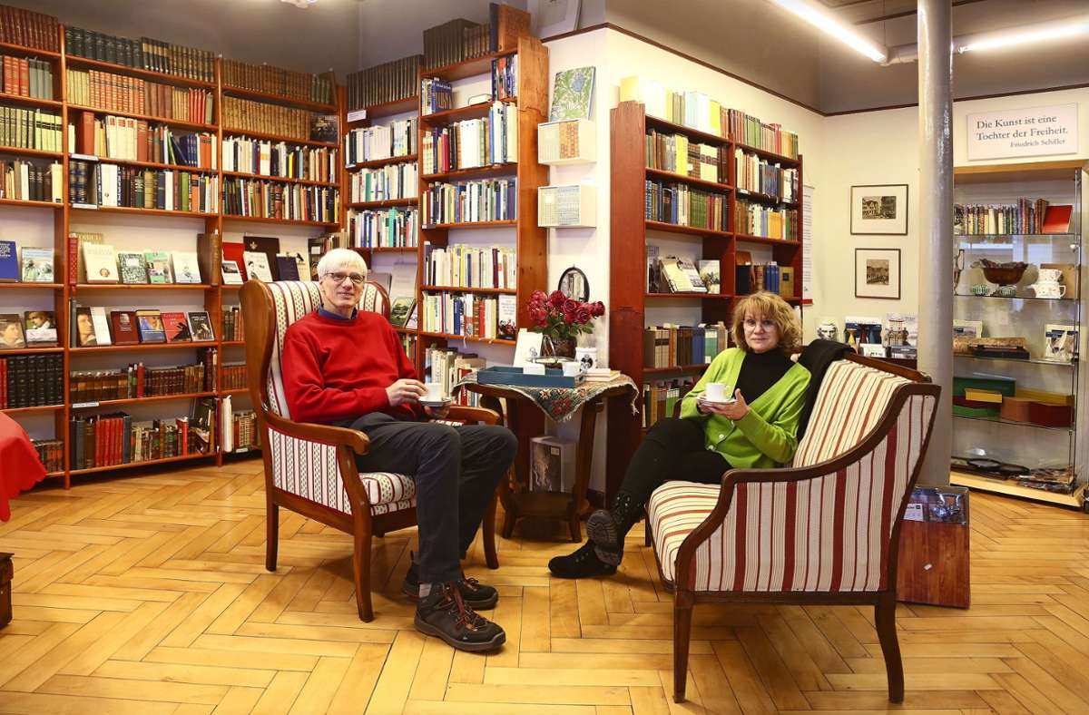 Nicola Heinrich und Birger Laing in ihrem neuen Friedrich: Auf den Sitzgelegenheiten mitten im Laden darf man sich gerne niederlassen.