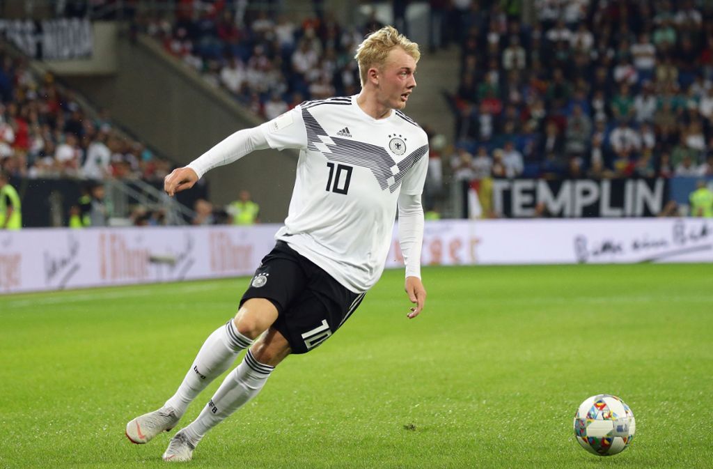 Julian Brandt kann Bayer Leverkusen per Ausstiegsklausel für angeblich 25 Millionen Euro in diesem Sommer verlassen. Borussia Dortmund soll starkes Interesse am Nationalspieler haben. Der will noch abwarten, ob er sich mit Bayer für die Champions League qualifiziert.