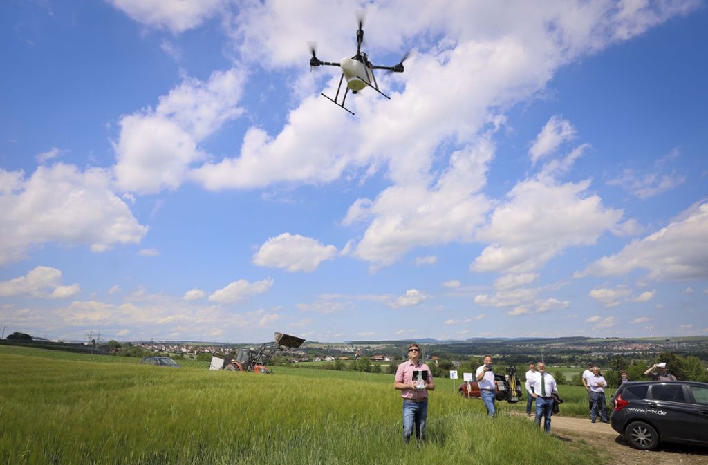 ...die Ernte kaputt macht. Markus Schaible fliegt mit der Drohne über das Feld...