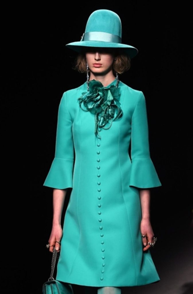 Für Gucci kombinierte er diverse Stile aus unterschiedlichen Jahrzehnten. Bei diesem Outfit fühlt man sich ins frühe 20. Jahrhundert zurückversetzt.