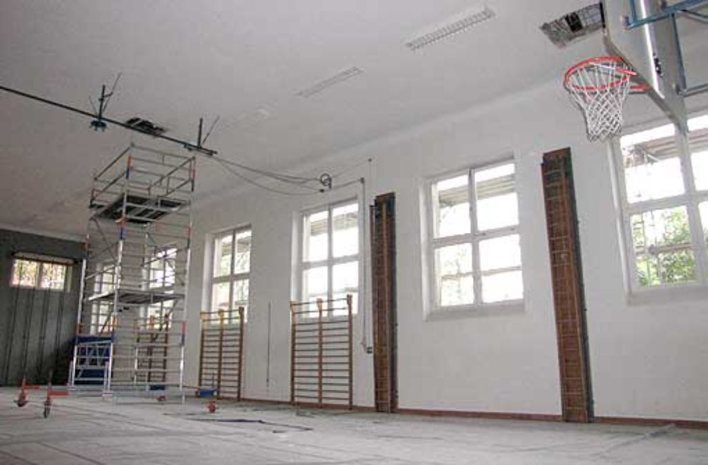 Bei Baumaßnahmen an der Altenburgschule zeigte sich, dass die Sporthallendecke dringend saniert werden muss.