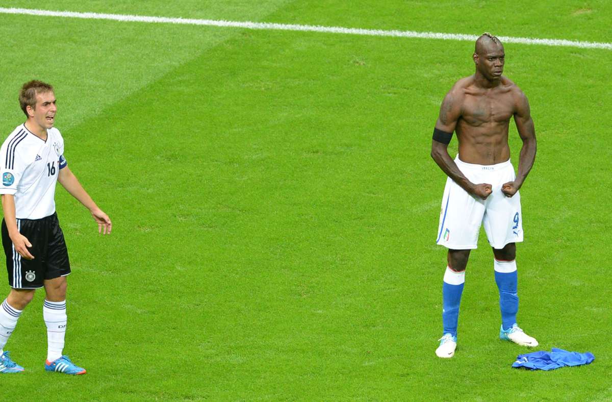Die Szene des Spiels Mario Balotelli posiert mit nackten Oberkörper nach seinem Treffer zum 2:0 und dokumentiert damit, dass er der Fußball-Schrecken Deutschlands ist. Philipp Lahm ist nur Beiwerk.