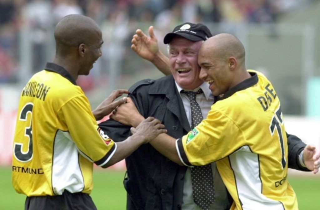 Borussen-Trainer Udo Lattek (Mitte) jubelt am 29. April 2000 nach dem 1:2-Siegtreffer für Dortmund beim VfB Stuttgart in der 90. Minute mit seinen Brasilianern Dede (rechts) und Evanilson.