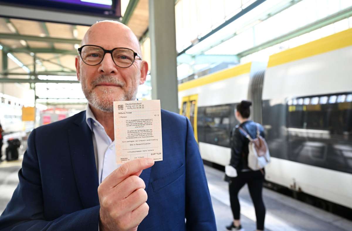 Laut Winfried Hermann, dem grünen Verkehrsminister von Baden Württemberg, müssen sich Bahnreisende darauf einstellen, dass es 20 Jahre dauern wird, den Sanierungsstau aufzuholen.