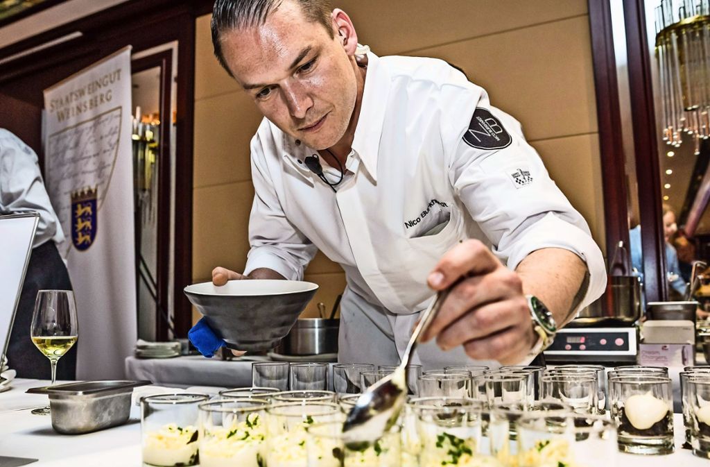 Sternekoch Nico Burkhardt bereitet bei seiner Küchenparty im Steigenberger-Hotel Ochsenbacke an Nussbutterschaum zu. Im September will er sein neues Restaurant in Schorndorf eröffnen.