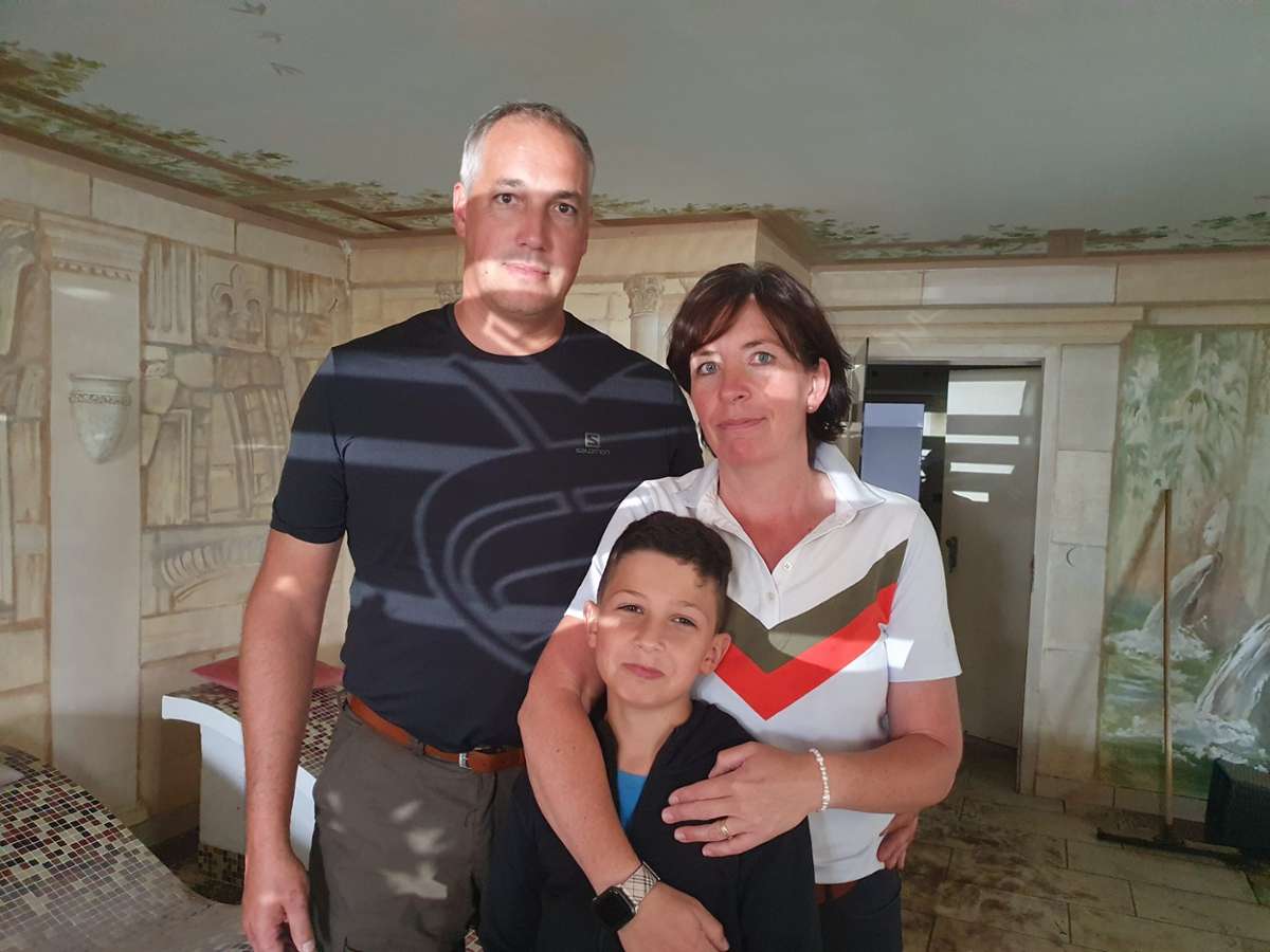 Stefan und Nicole Kilgus mit ihrem Sohn Maxi im verwüsteten Wellnessbereich.