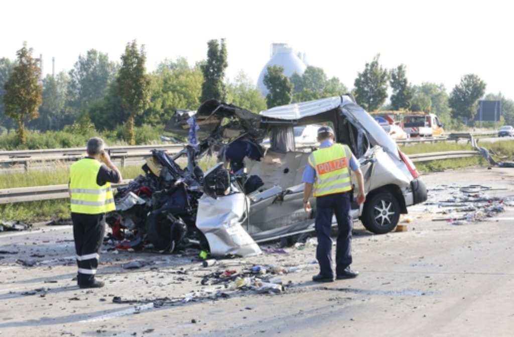 Bei einem schweren Busunfall auf der A4 bei Dresden hat es in der Nacht zum Samstag viele Tote und Verletzte gegeben.