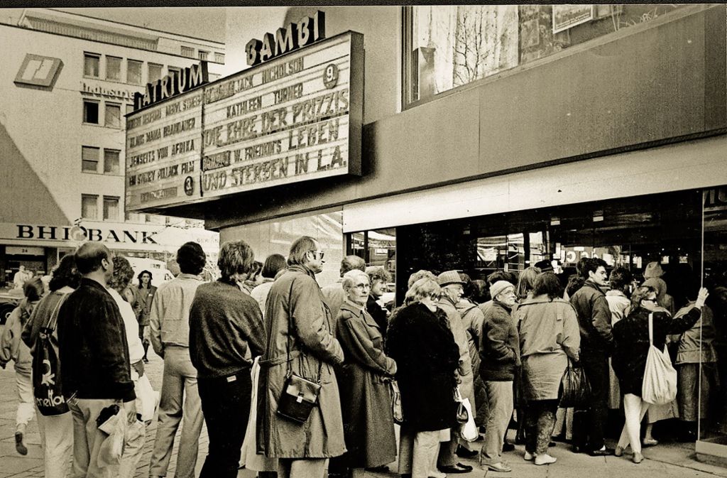 Warten im April 1986 auf Karten für „Jenseits von Afrika“ vor den Kinos Atrium und Bami an der Langen Straße, die es heute nicht mehr gibt.