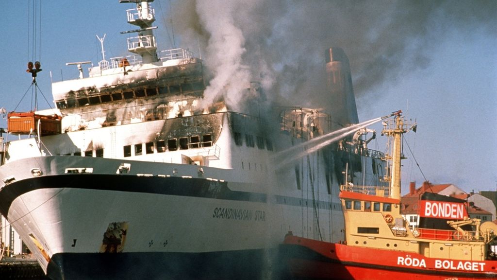  Steckten Mitglieder der Crew hinter dem Feuer auf der Fähre „Scandinavian Star“ vor 26 Jahren? Die Polizei bezweifelt das und legt den Fall wieder zu den Akten. Die Hinterbliebenen sind bestürzt. 