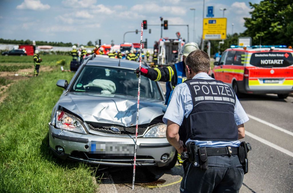 Polizei, Feuerwehr, Notarzt sowie ein Rettungshubschrauber waren nach dem Unfall in Neuhausen im Einsatz.