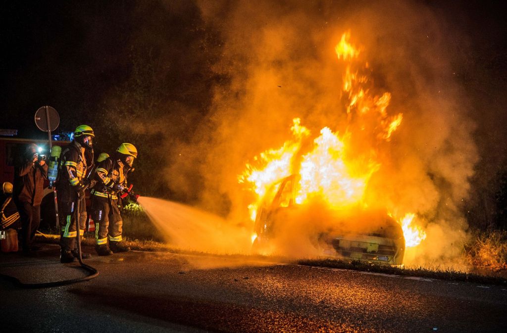 Das letzte, was die Feuerwehr macht: Ein brennendes Auto löschen. Es steht auf der Priorisierungsliste der Helfer ganz am Ende, weil niemand darin sitzt.