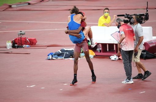 Ein olympischer Moment für jeden Rückblick: Essa Mutaz Barshim und Gianmarco Tamberi nach der Entscheidung zu Doppelgold. Foto: imago images/ZUMA Wire/Mickael Chavet