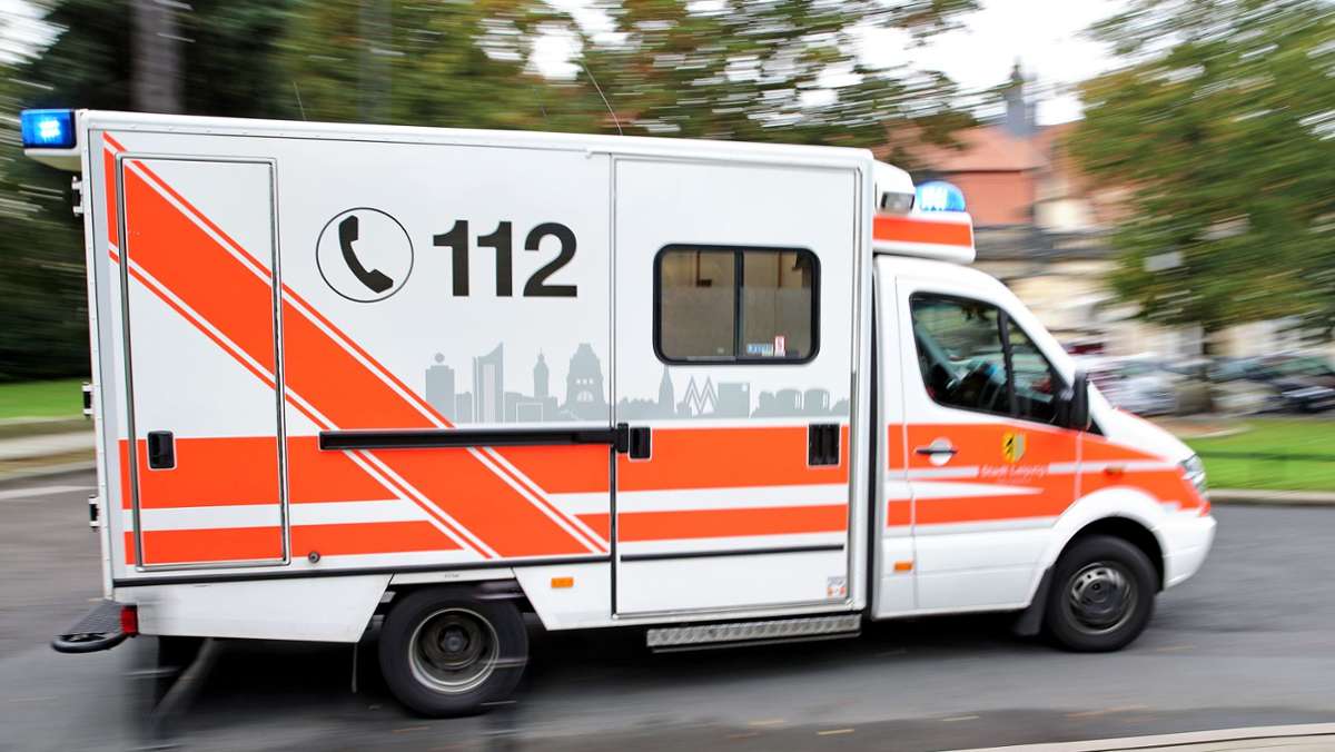 Ein 14-jähriger Fahrradfahrer ist am Dienstagabend in der Esslinger Pliensauvorstadt gestürzt. Der 14-Jährige musste vom Rettungsdienst ins Krankenhaus gebracht werden. 