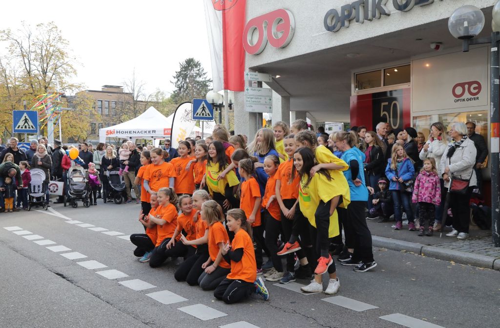 Die Tänzerinnen vom SV Fellbach begeistern die Besucher.