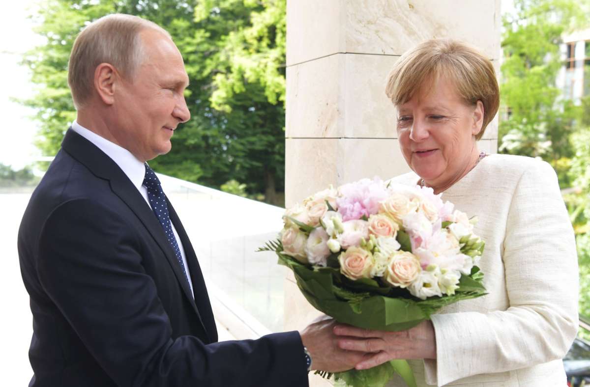 Mai 2018: Russland, Sotschi: Wladimir Putin (l), Präsident von Russland, überreicht Bundeskanzlerin Angela Merkel zur Begrüßung einen Blumenstrauß. In Deutschland wurde diese Form der Begrüßung von einigen Medien als Affront gewertet, da Blumen unter Spitzenpolitikern nicht üblich sind.