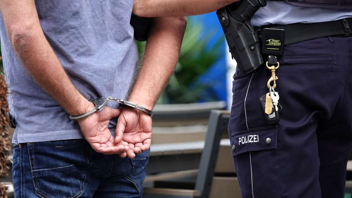  Die Kriminalpolizei ermittelt gegen einen 37-Jährigen aus dem Kreis Ludwigsburg. Er soll sexuellen Missbrauch begangen und kinderpornografische Inhalte erstellt haben. 