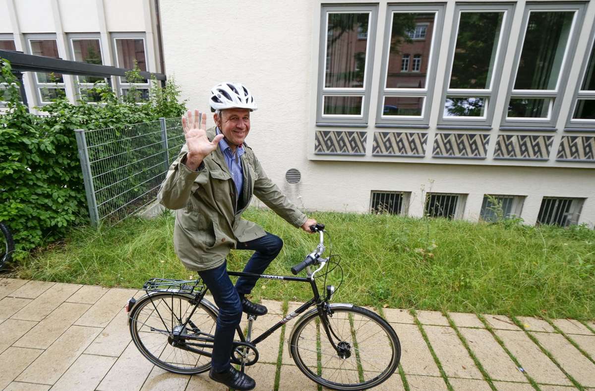 Selten ohne Rad, nie ohne Helm: der 69-jährige Wolfgang Medinger sagt seiner Schule jetzt adieu.