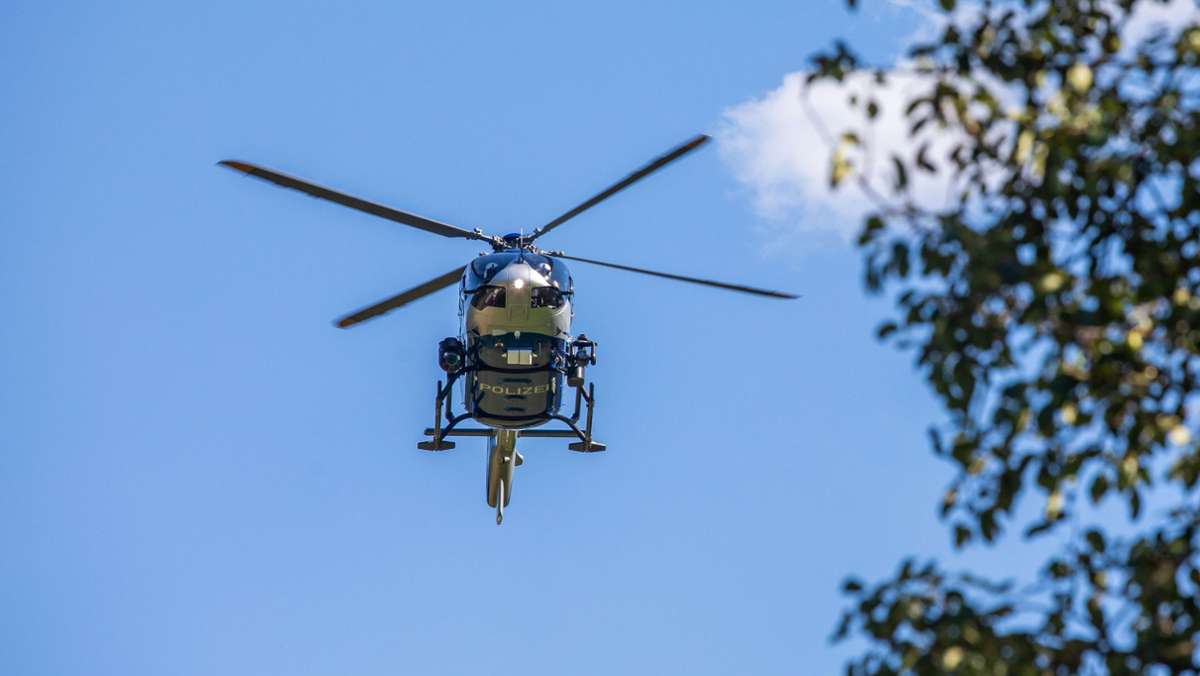  Zeugen melden der Polizei einen lauten Knall in Baden-Baden. Daraufhin umstellen die Beamten ein Mehrfamilienhaus weiträumig. Auch Hubschrauber und Spezialkräfte kommen zum Einsatz. 