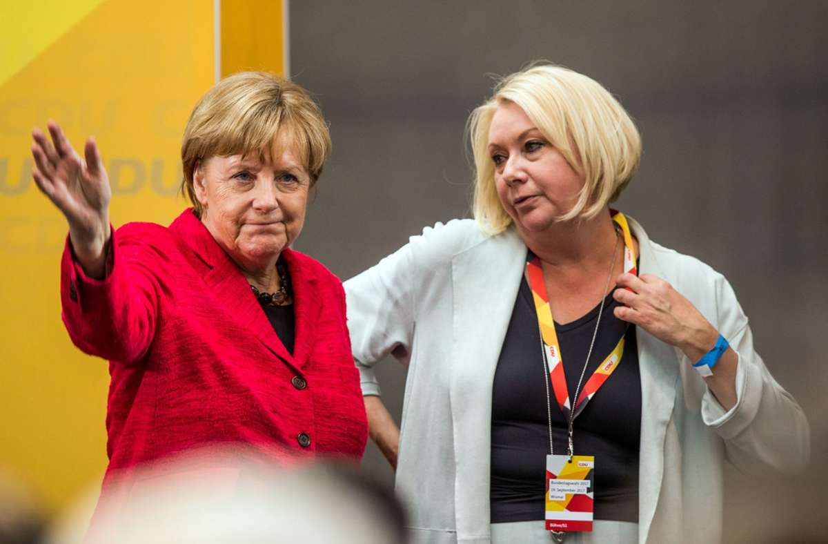Karin Strenz (rechts) mit Bundeskanzlerin Angela Merkel bei einem Wahlkampfauftritt 2017 in Mecklenburg-Vorpommern, wo beide ihre Wahlkreise haben. Ihr Tod wirft Fragen auf: Karin Strenz (CDU). Foto: dpa/Jens Büttner